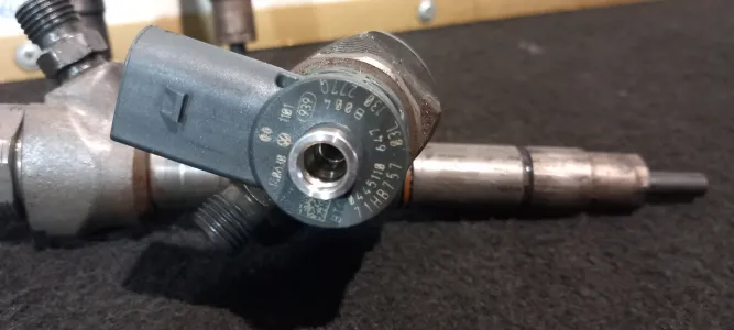 Injector 2.0 cglc audi a4 b8  03l130277q